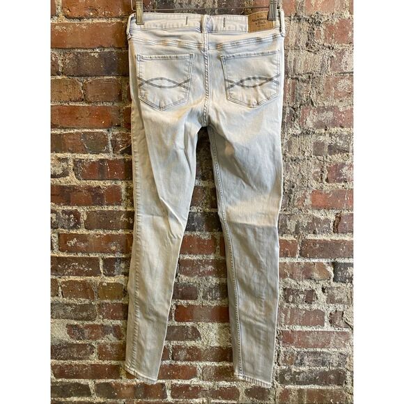 Abercrombie & Fitch • Light Wash High Waisted Skinny Jean • Size 2 \ w26 - Picture 4 of 10
